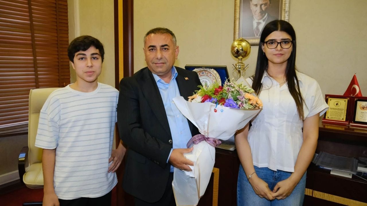 Yks Ve Lgs Şampiyon Gençleri Belediyede Ağırlandı