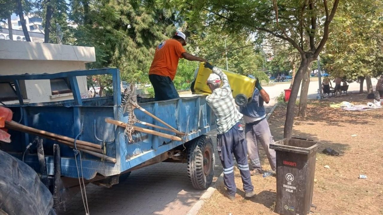 Yumurtalık’ta Ekipler Sahada Sahil Ve Parklar Temizleniyor