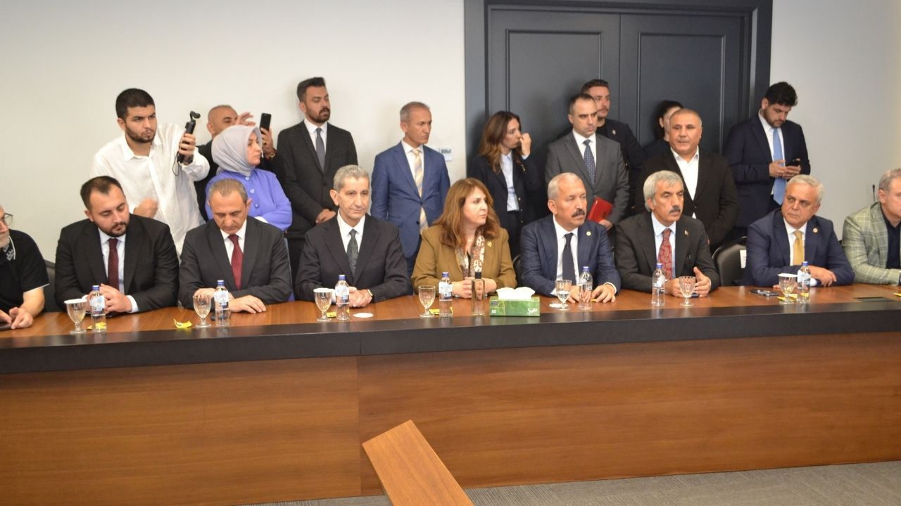 Adalet Bakanı Akın Gürlek Adana'da 'Türkiye Yüzyılı' Buluşmasına Katıldı (1)