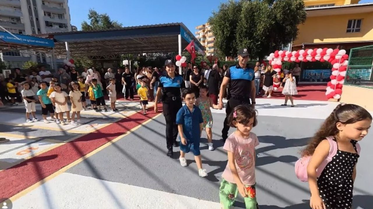 Adana Emniyet Müdürlüğü’nden Minik Öğrencilere Ilk Gün Ziyareti (2)