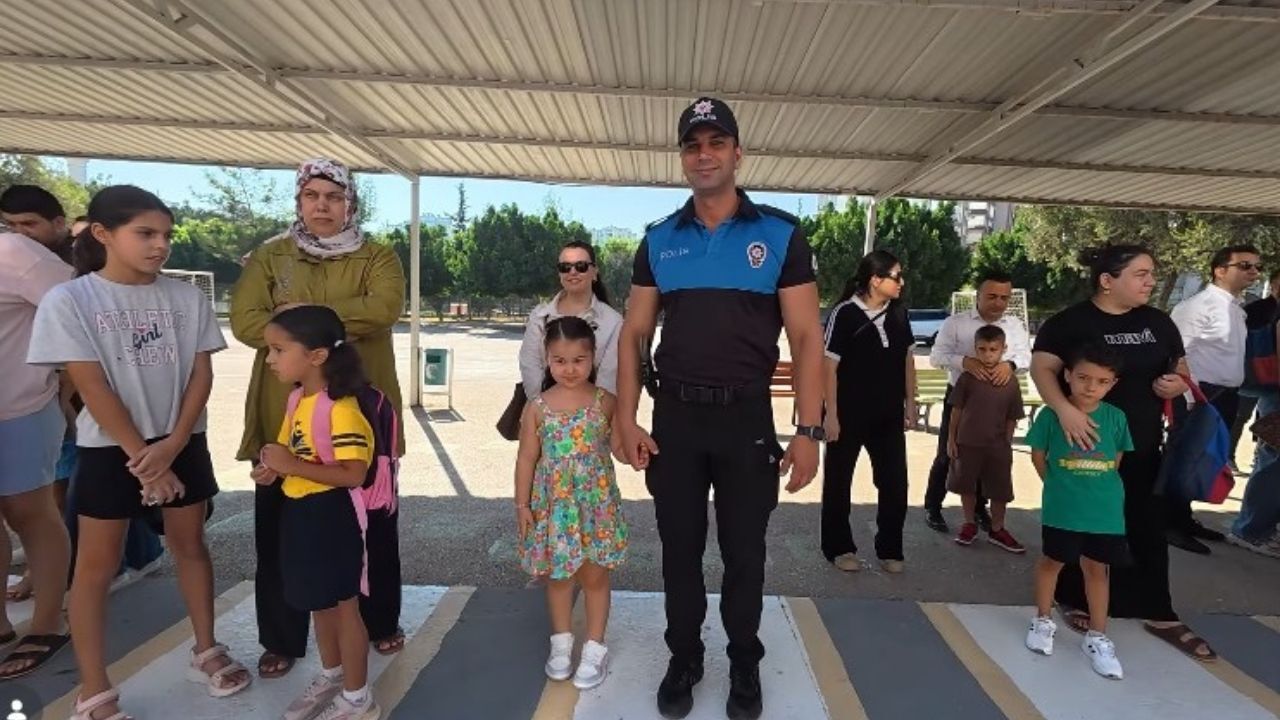Adana Emniyet Müdürlüğü’nden Minik Öğrencilere Ilk Gün Ziyareti