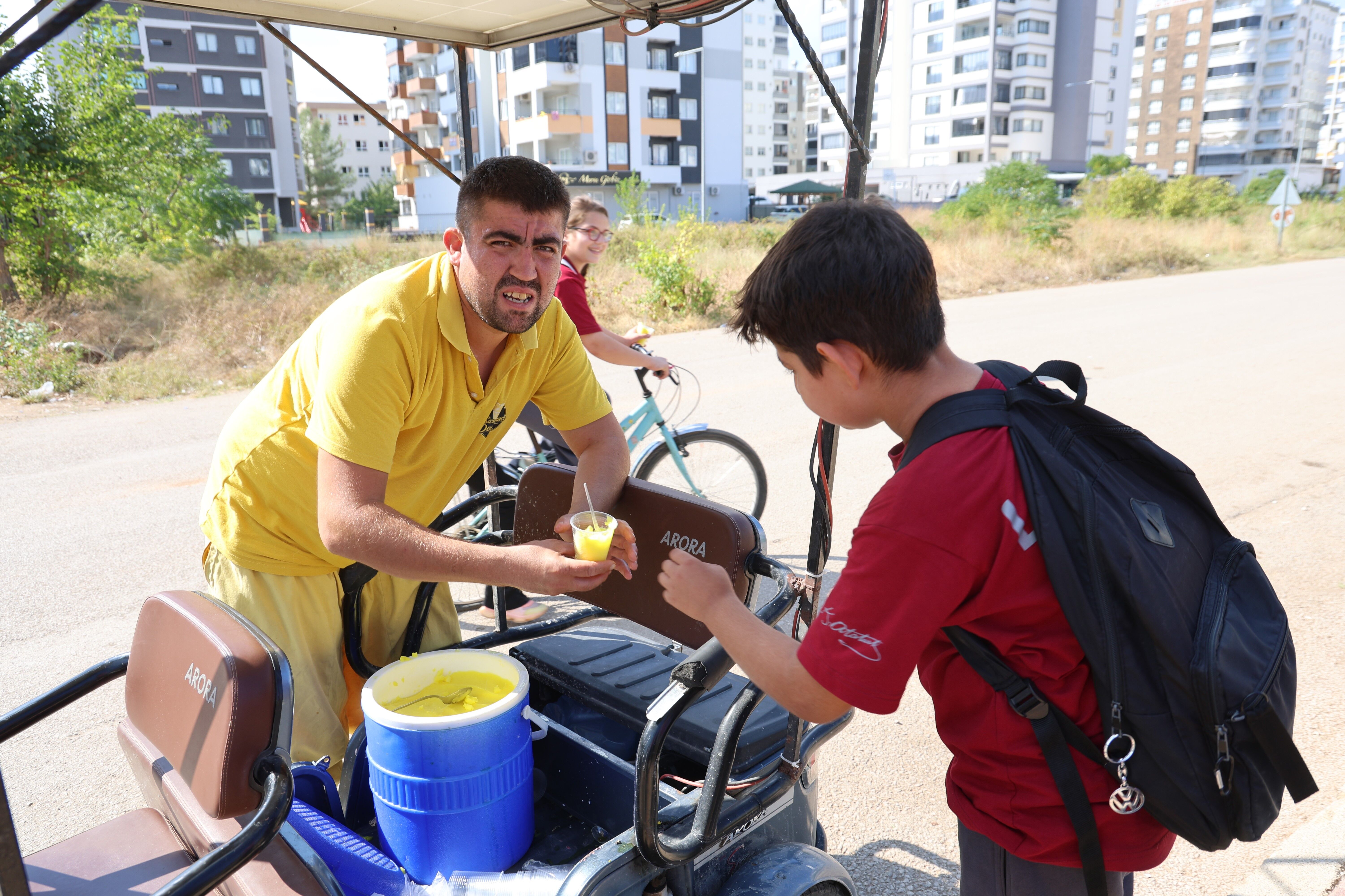 Adana güneşi bu kez dondurmacının işine yaradı