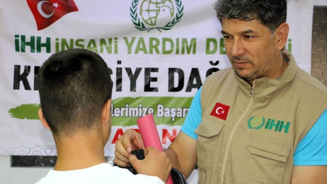 Adana İHH’dan 1.200 öğrenciye eğitim desteği