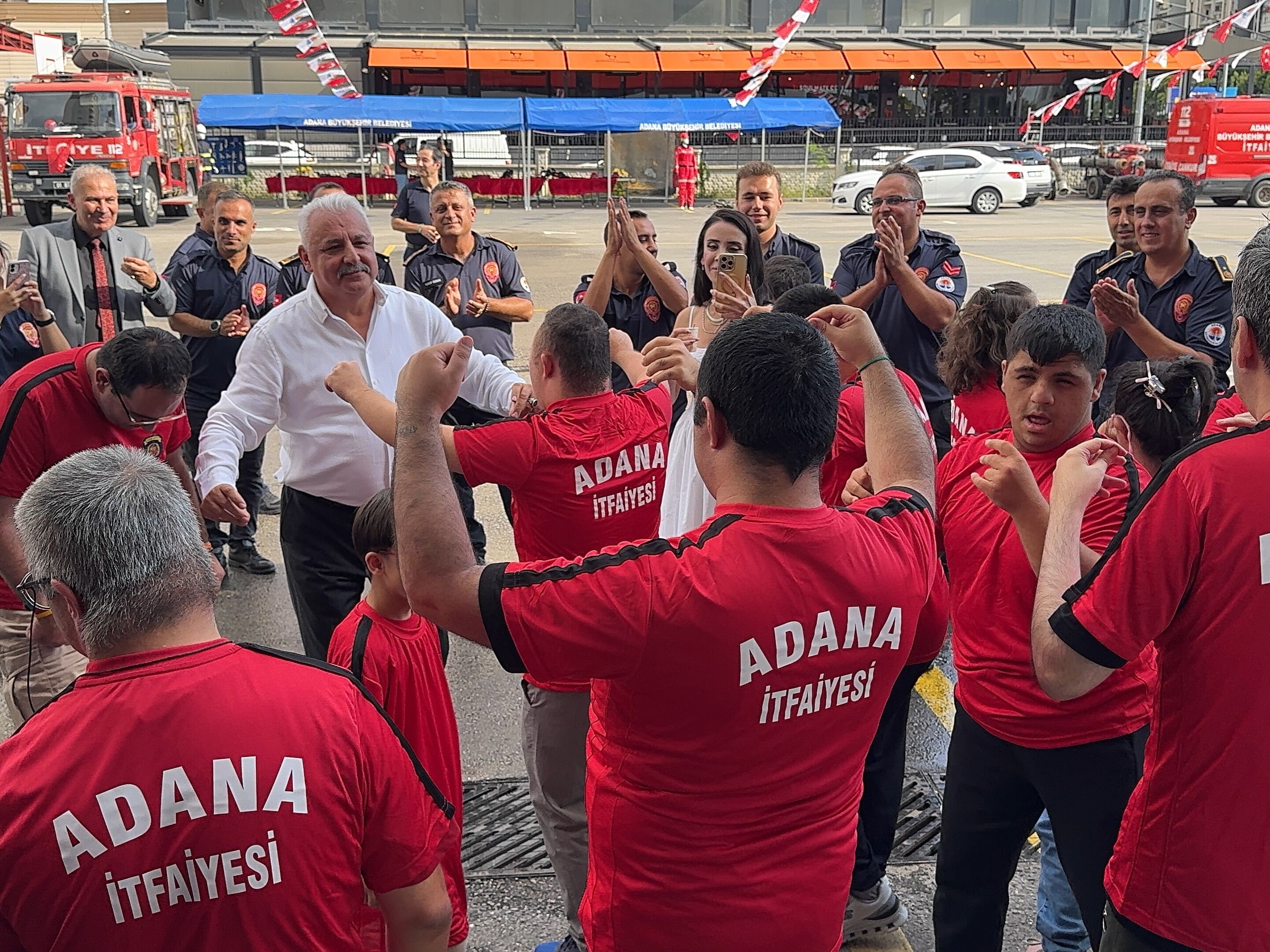 Adana İtfaiyesi'nden Anlamlı Buluşma Engel Tanımayan Sevgiadana İtfaiyesi'nden Anlamlı Buluşma Engel Tanımayan Sevgi, (2)