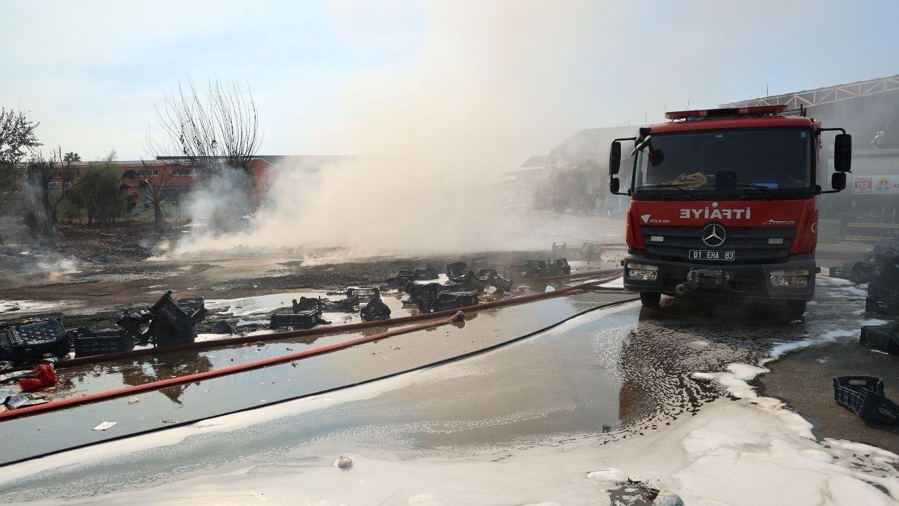 Adana Vedat Dalokay Hal Kompleksi’nde Yangın Binlerce Kasa Yandı (1)