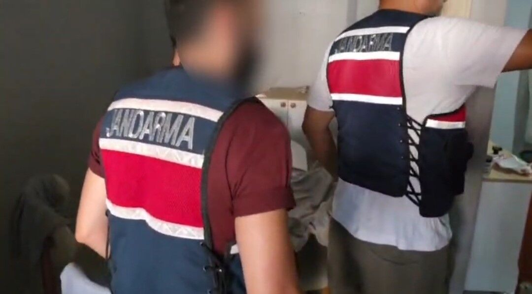 Adana’da 3 bin 735 sentetik hap ve Kalaşnikof ele geçirildi