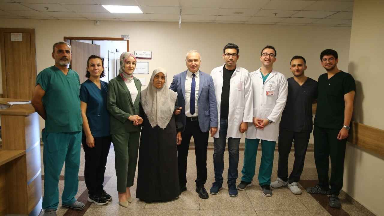 Adana’da 77 Yaşındaki Hasta Uyutulmadan Kanser Ameliyatı Oldu (1)