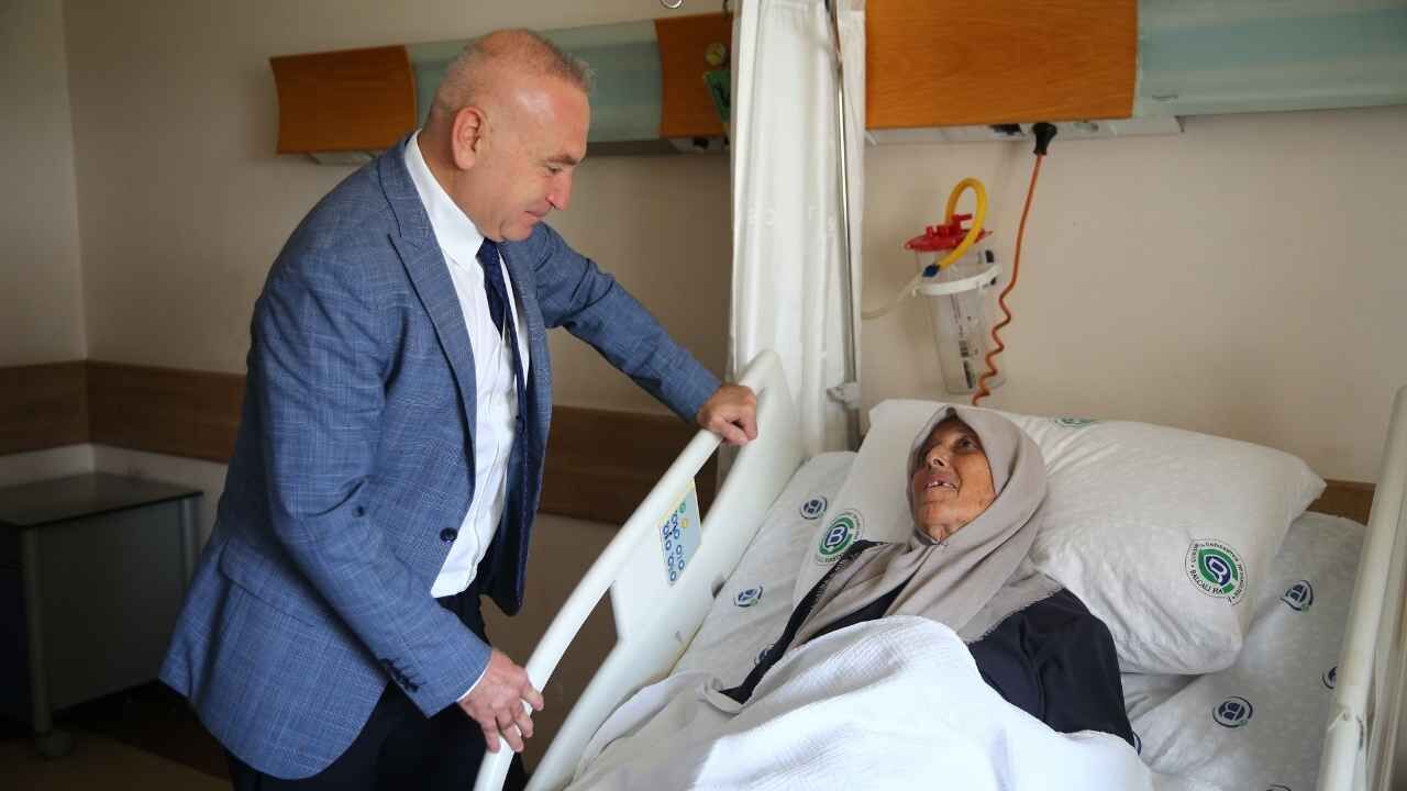 Adana’da 77 yaşındaki hasta uyutulmadan kanser ameliyatı oldu