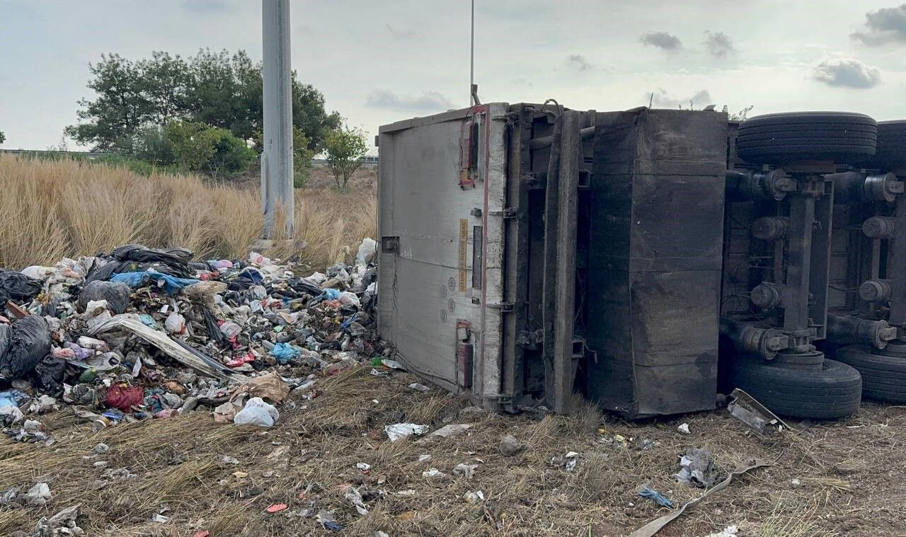 Adana’da atık yüklü tır TAG Otoyolu’nda devrildi: Sürücü yaralandı