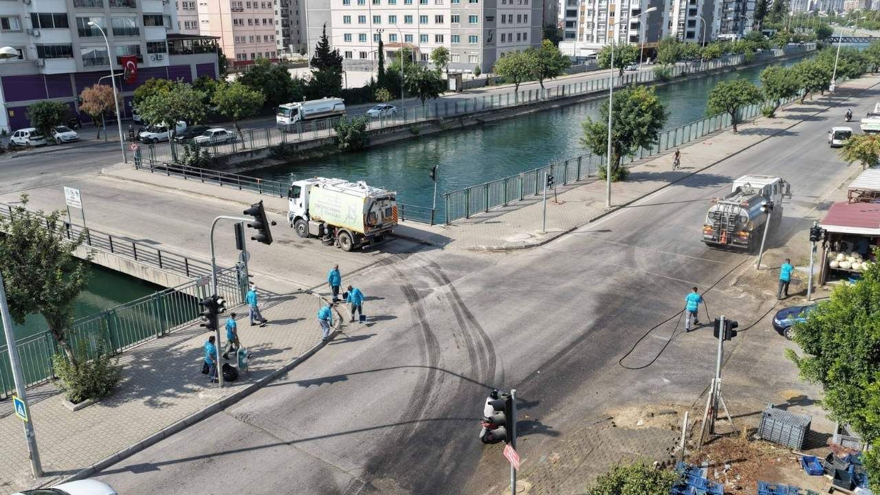 Adana'da Cadde Ve Sokaklar Yeniden Temizlendi