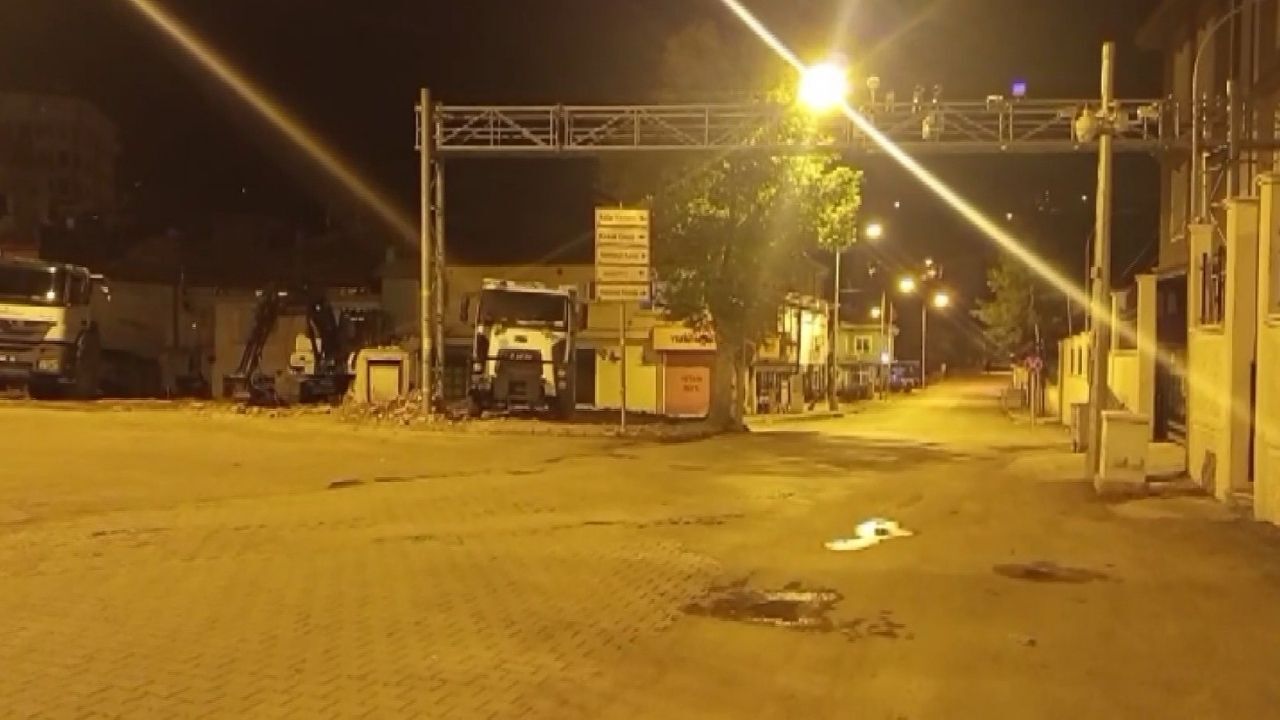 Adana'da Deprem Sonrası Vatandaş Uyuyorduk, Beşik Gibi Sallandık