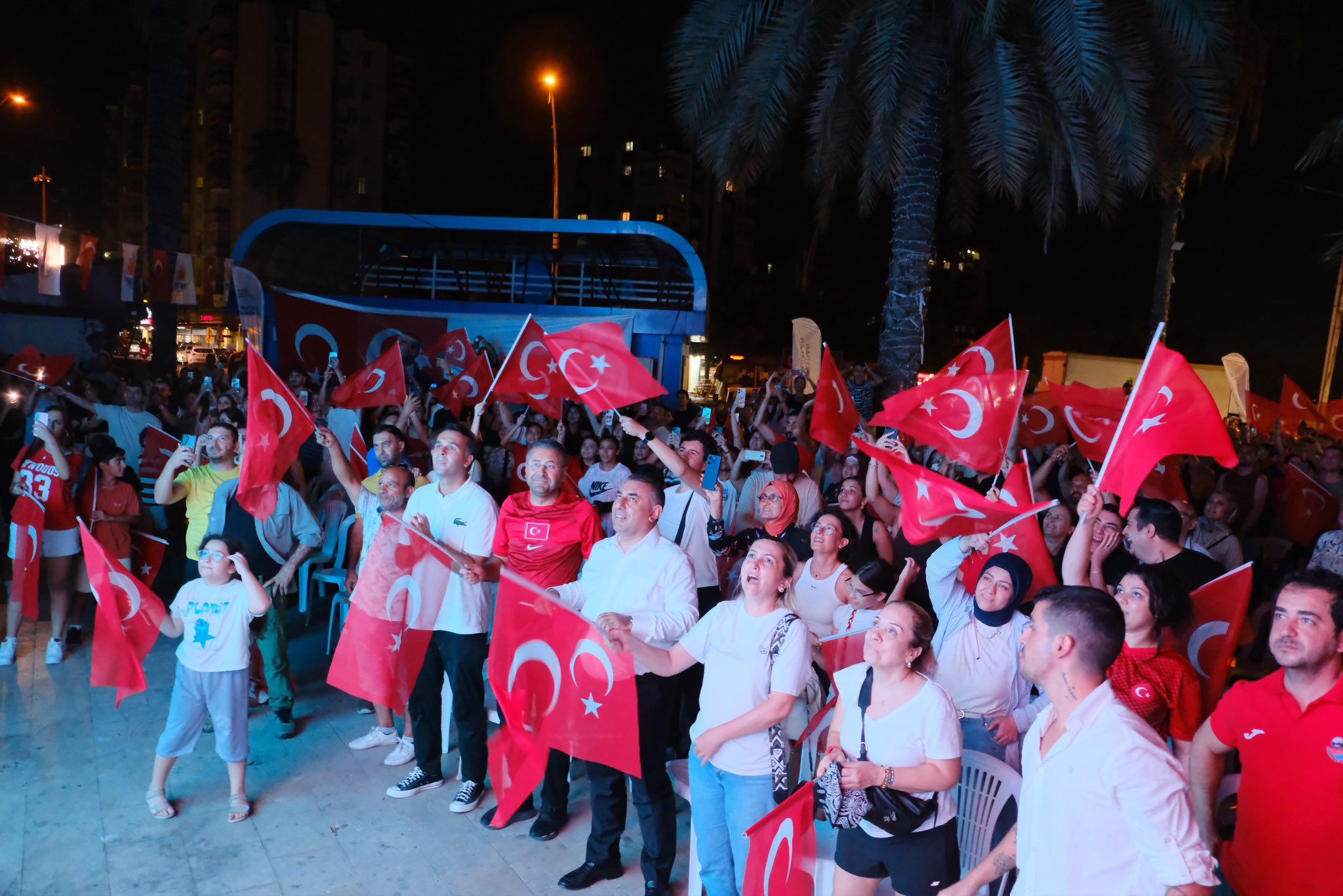 Adana’da Filenin Sultanları’nın Şampiyonluk Heyecanı Dev Ekrana Taşındı (2)