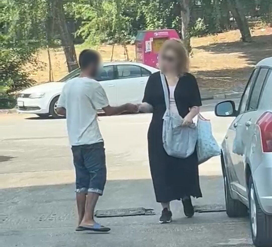 Adana’da kadının yolunu kesip para istedi: O anlar kamerada