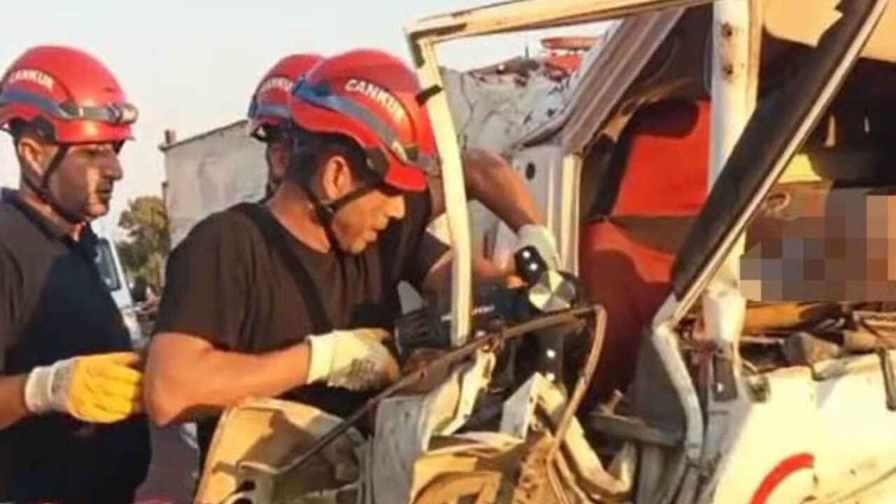 Adana’da kamyonet tıra arkadan çarptı: 2 kişi öldü