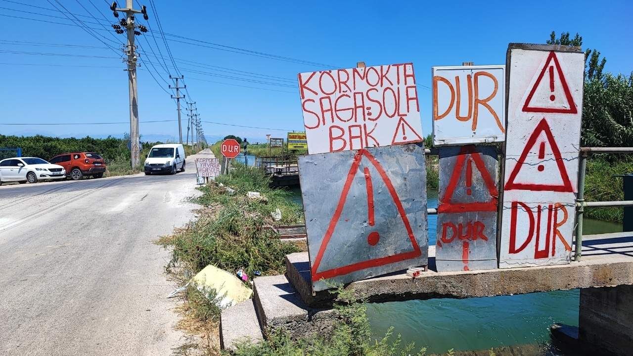 Adana'da Kazaların Eksik Olmadığı Yolda Vatandaş Çözümü Kendi Tabelasında Buldu-1