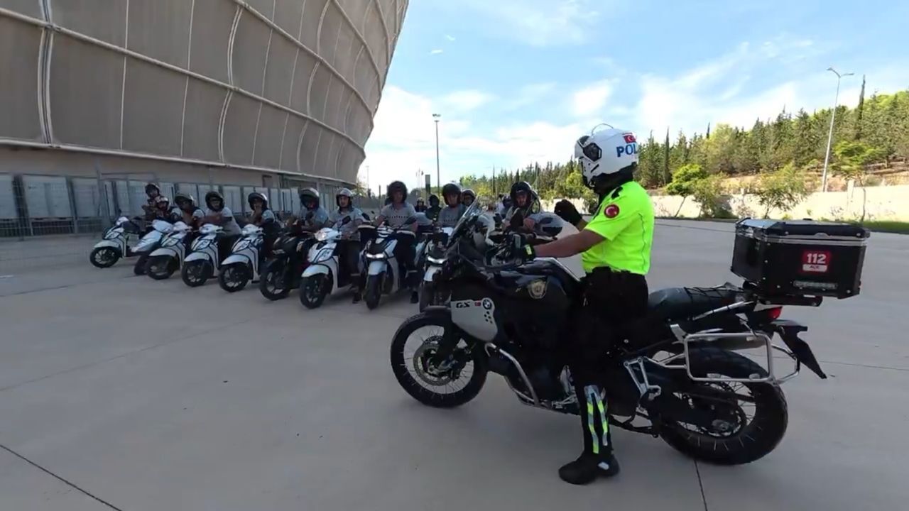 Adana’da motosiklet sürücülerine güvenli sürüş eğitimi