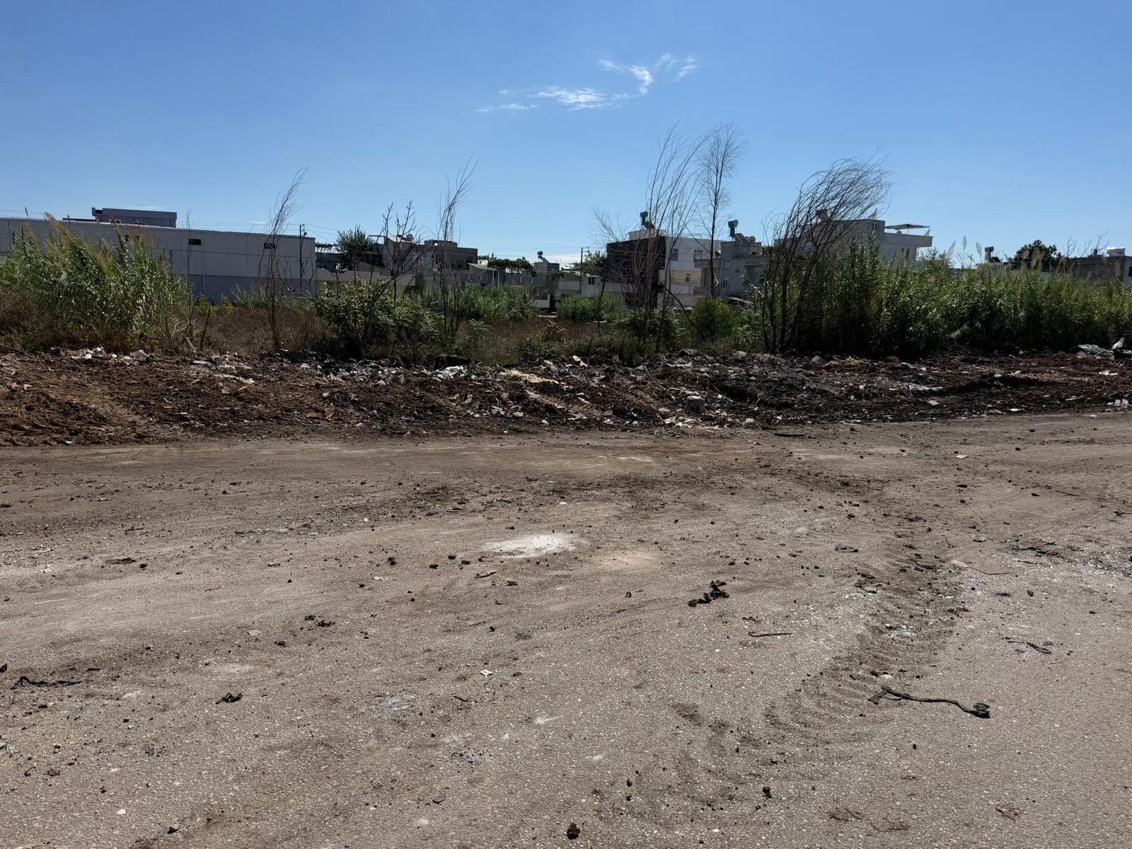 Adana’da Okulun Önü Çöplüğe Dönmüştü Yüreğir Belediyesi Temizledi2