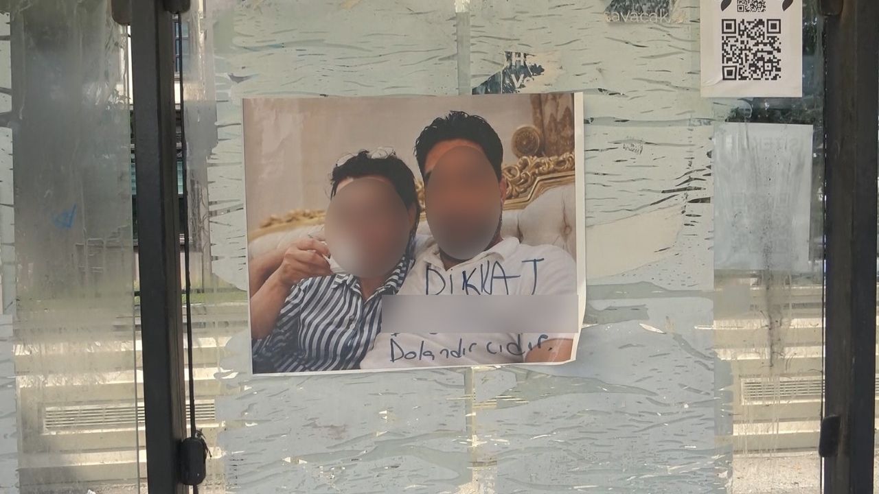 Adana’da Otobüs Durağında Dikkat Çeken Ilan “Dikkat, Dolandırıcıdır”