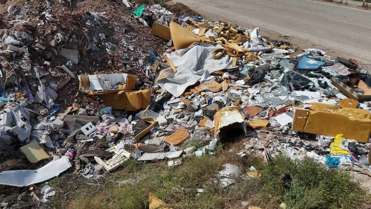 Adana’da yol kenarlarındaki atıklar tepki çekiyor