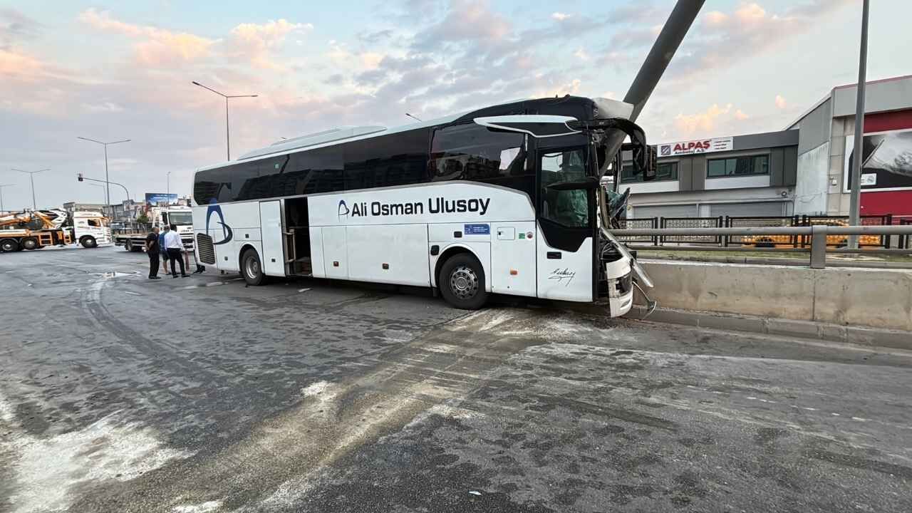 Adana’da Yolcu Otobüsü Alt Geçide Çarptı 11 Kişi Yaralandı (1)