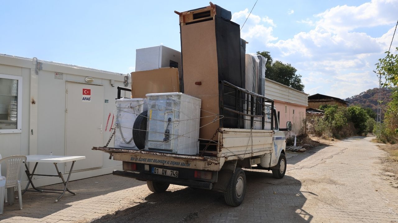 Adana'daki Orman Yangınında Evi Yanan Yaşlı Çiftin Yüzü Hayırsever Desteğiyle Güldü