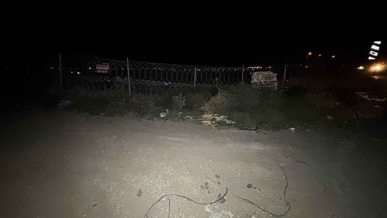 Adana’da otoyol kenarında kimliği belirsiz erkek cesedi bulundu