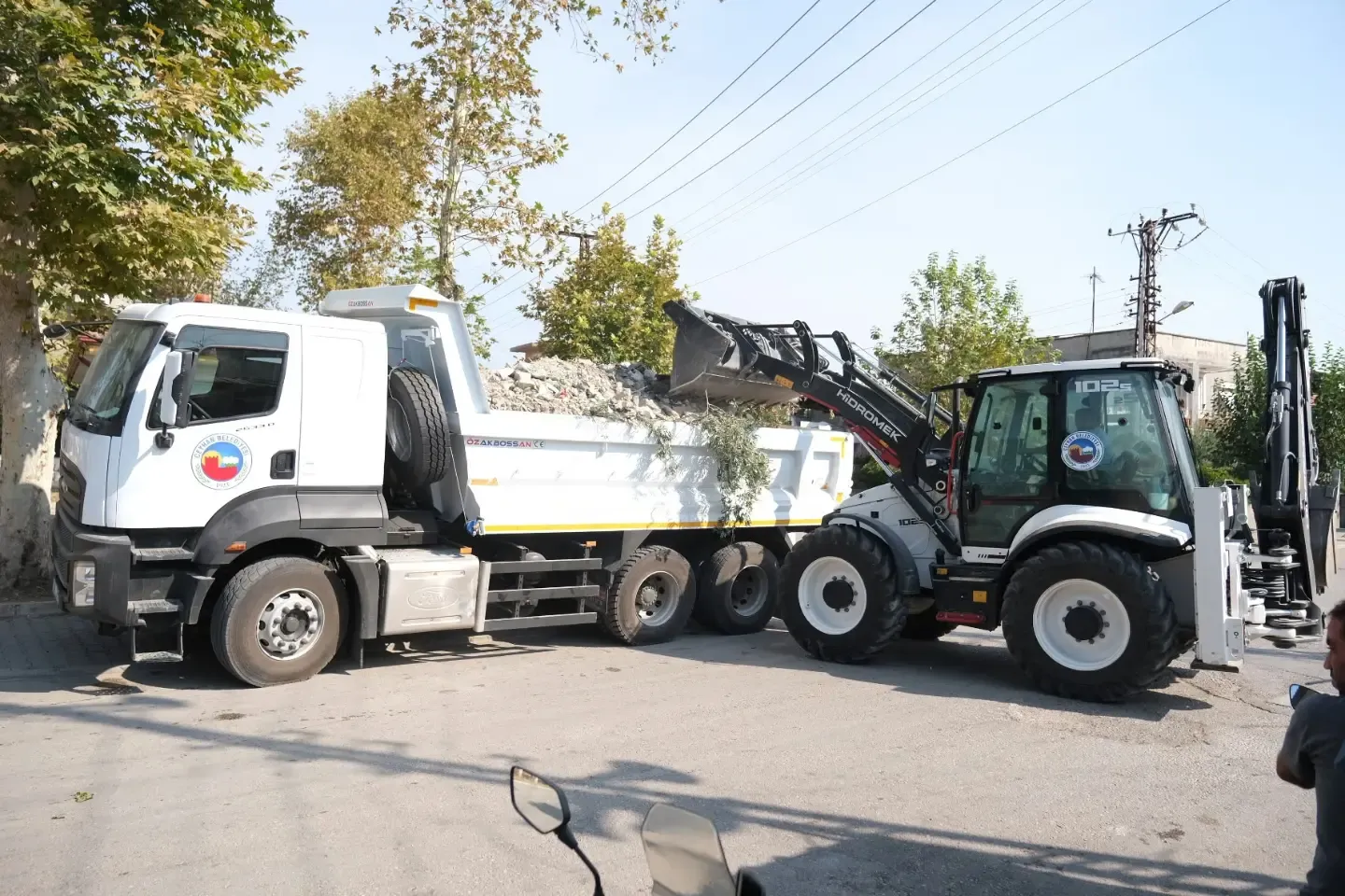 Ceyhan Belediyesi’nden Çifte Atılım Hem Yollar Yenileniyor Hem Kent Tertemiz Tutuluyor (3)