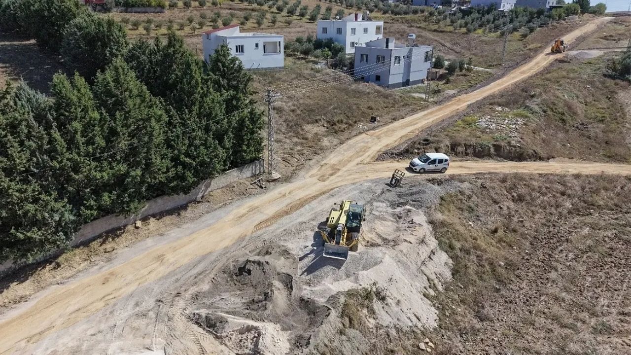 Ceyhan’ın kırsal mahallelerinde yol çalışmaları sürüyor