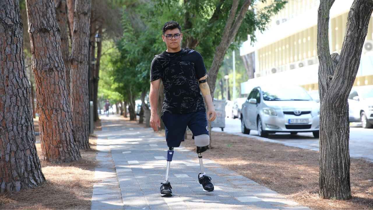 Depremde ailesini ve 3 uzvunu kaybetti: Adana’da yeniden ayağa kalktı