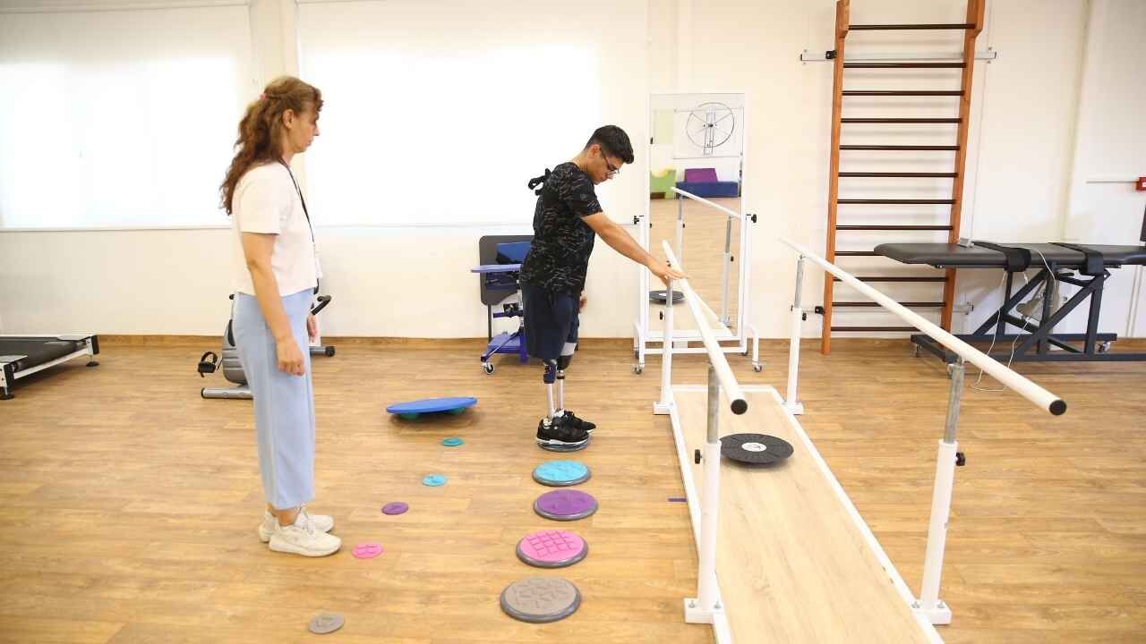 Depremde Ailesini Ve 3 Uzvunu Kaybetti Adana’da Yeniden Ayağa Kalktı