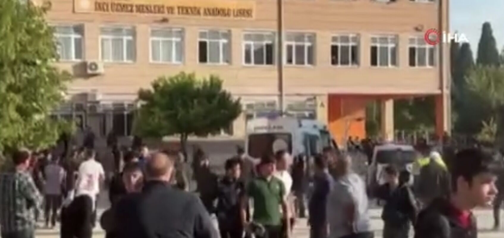 Manisa’da okul önünde silahlı saldırı: Yaralı öğrenciler var