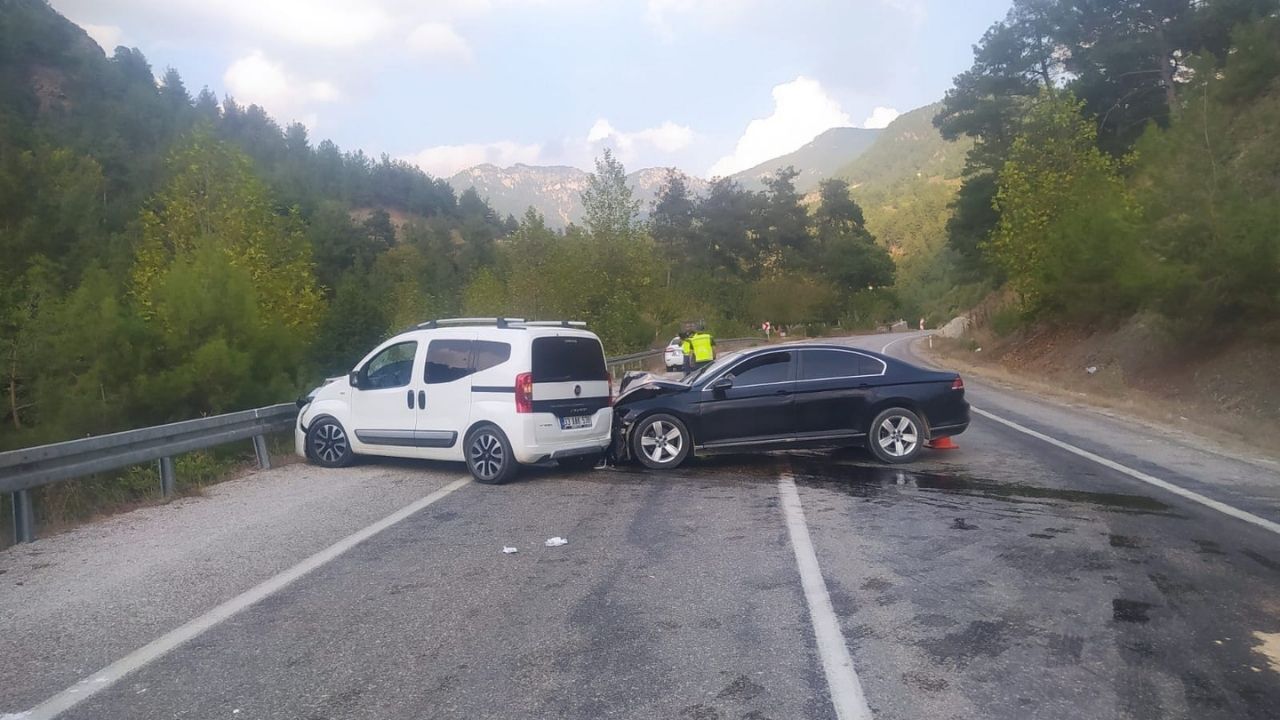Kozan’da Iki Araç Çarpıştı 3 Yaralı
