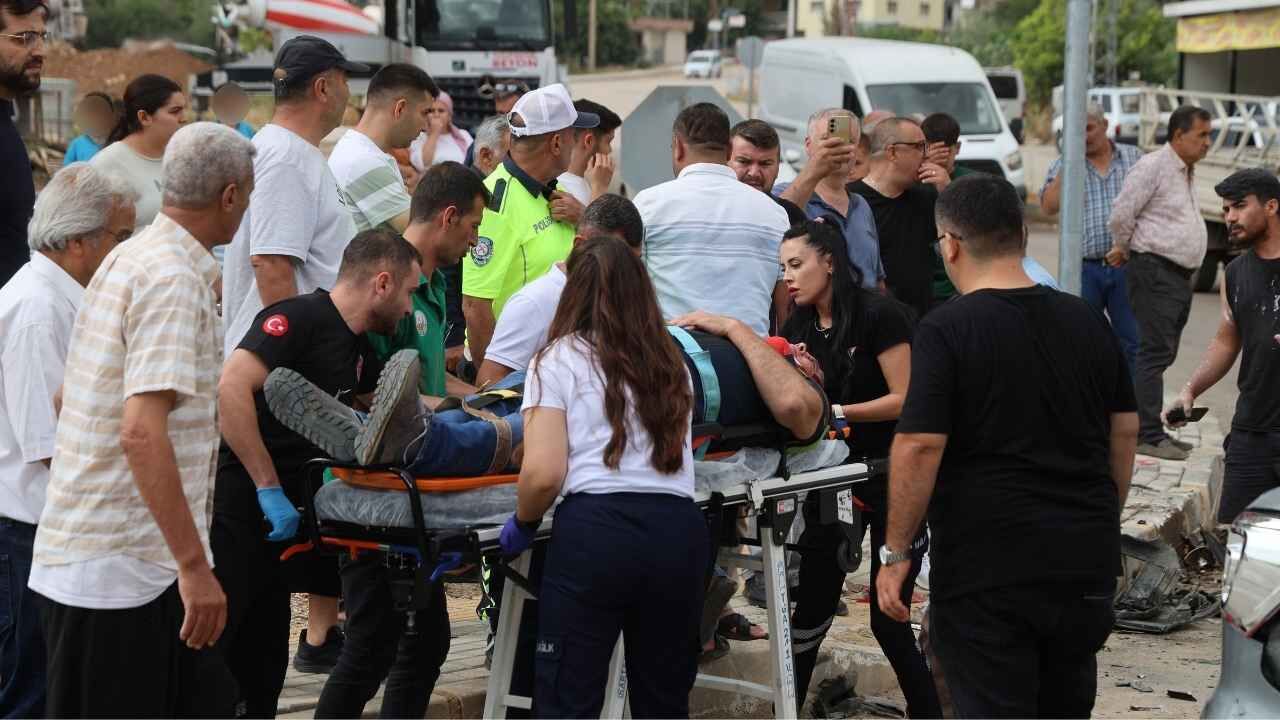 Kozan’da iki otomobil çarpıştı: 4 yaralı, kaza anı kamerada