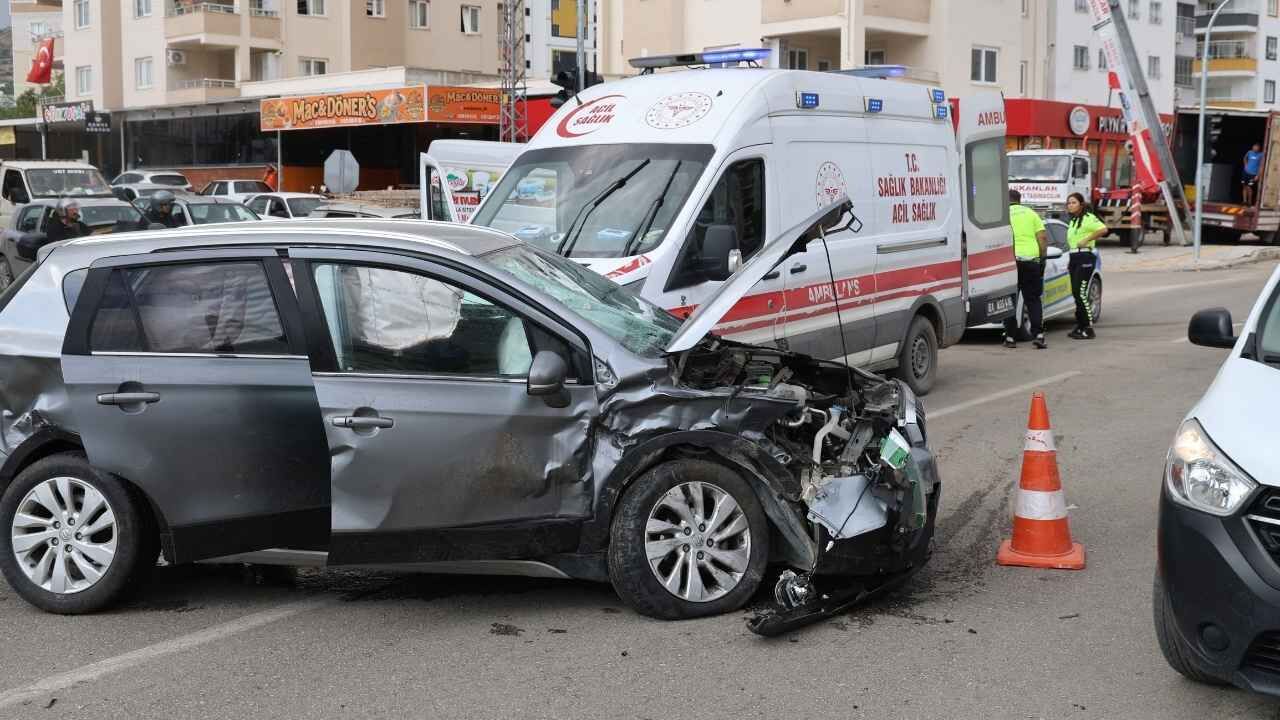 Kozan’da Iki Otomobil Çarpıştı 4 Yaralı, Kaza Kamerada