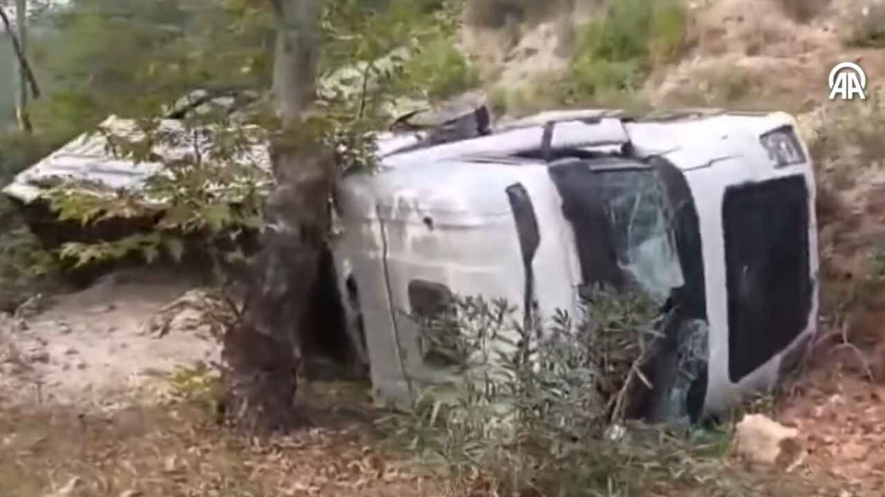 Kozan’da kum yüklü tır devrildi: Sürücü yaralandı