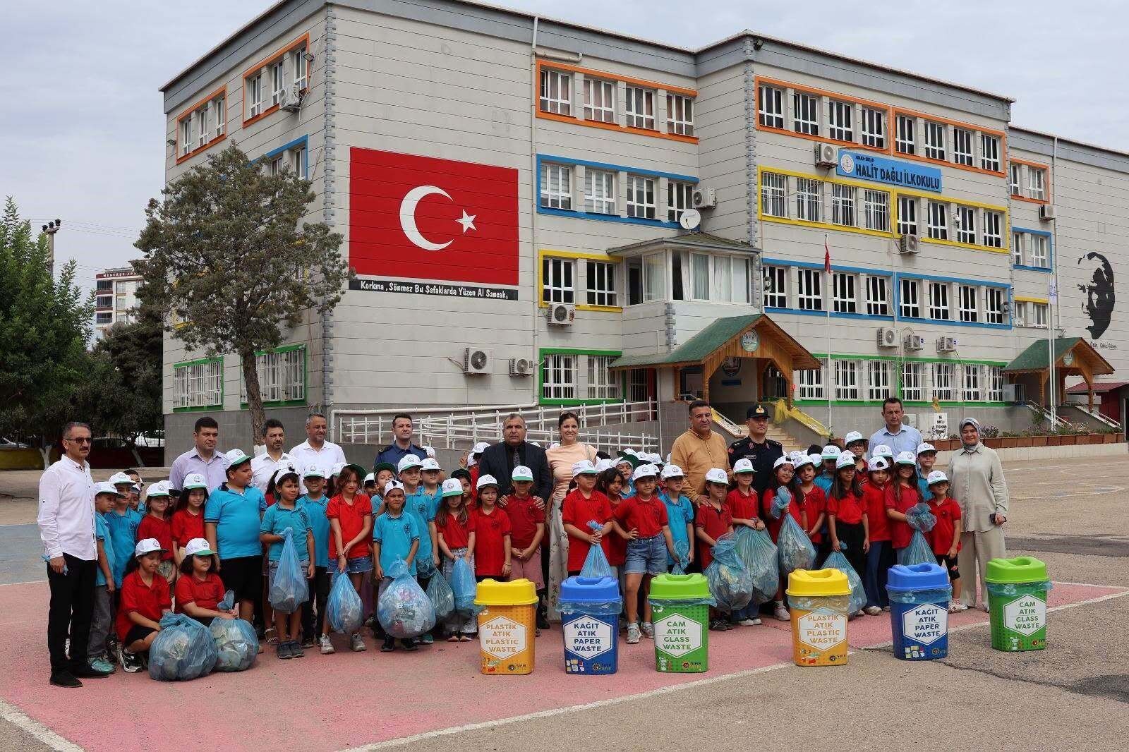 Kozan’da Minik Öğrenciler Sokakları Temizledi (2)