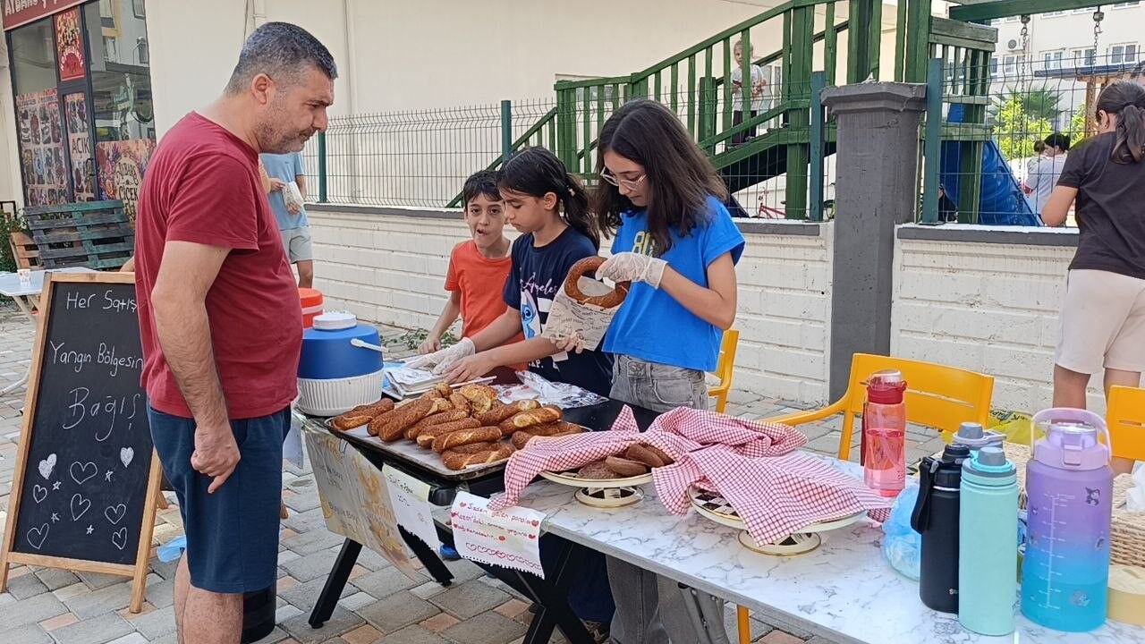 Kozanlı Çocuklar Yangınzedeler Için Tezgah Açtı (1)