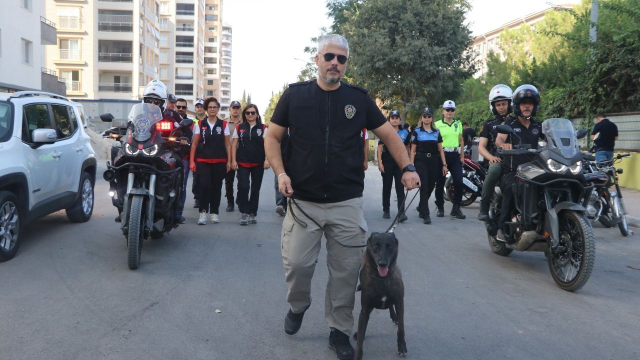 Okulların ilk gününde polisten güvenlik uygulaması