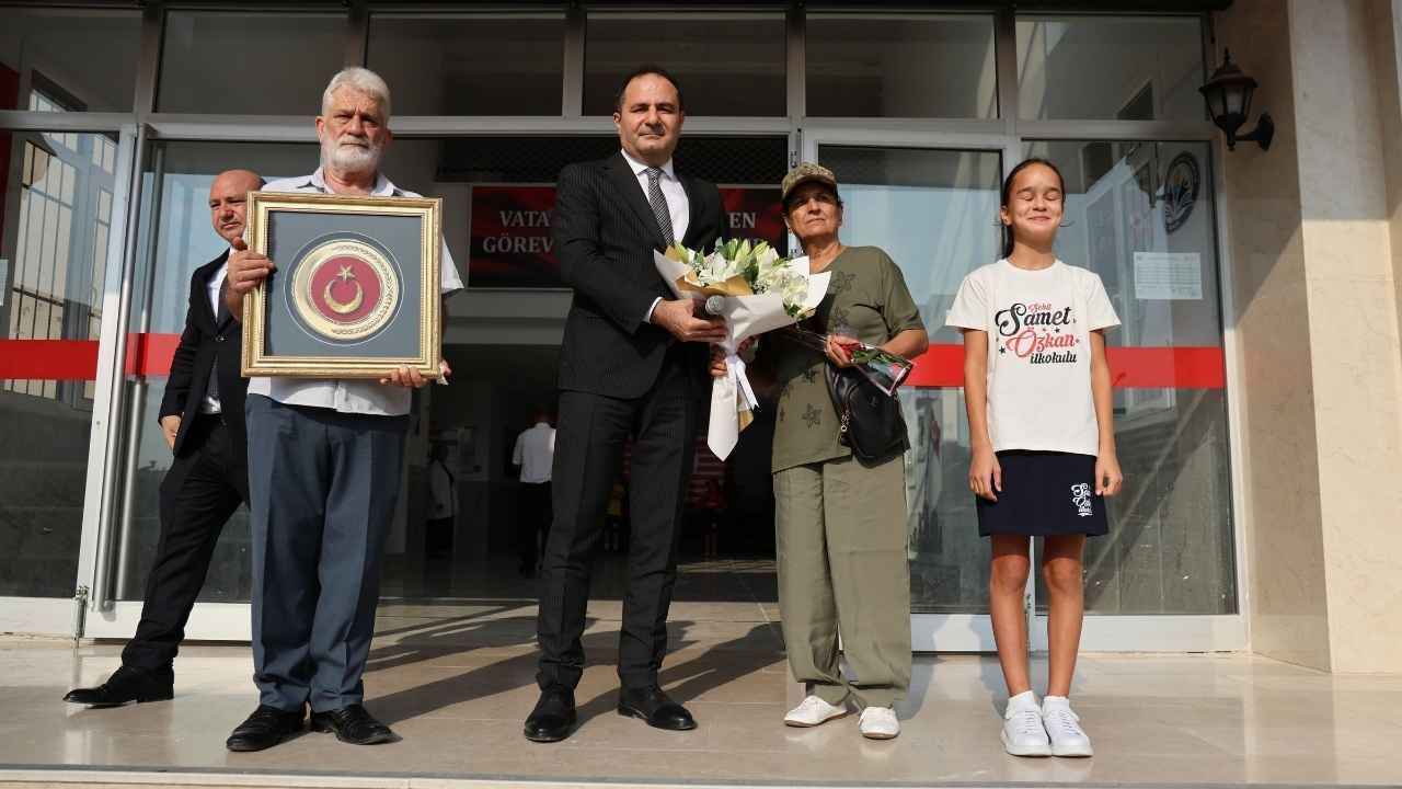 Şehit Samet Özkan’ın Ailesi Oğullarının Adını Taşıyan Okulu Ziyaret Etti (1)