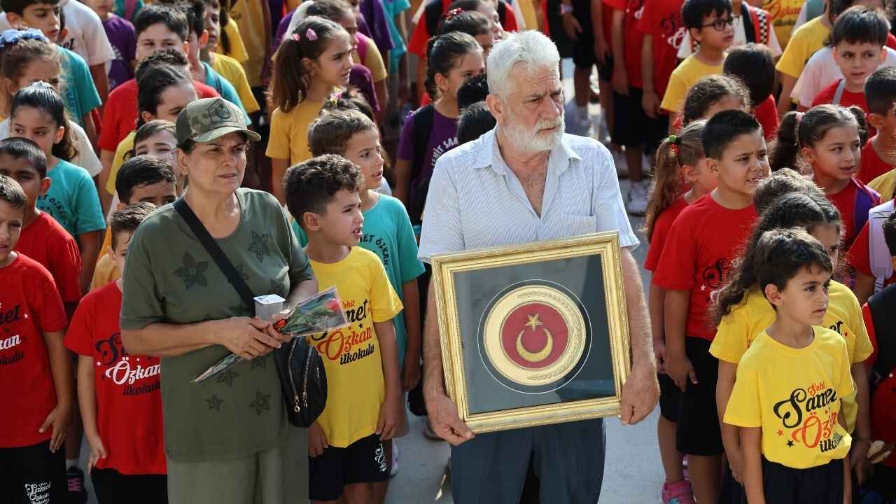 Şehit Samet Özkan’ın ailesi oğullarının adını taşıyan okulu ziyaret etti