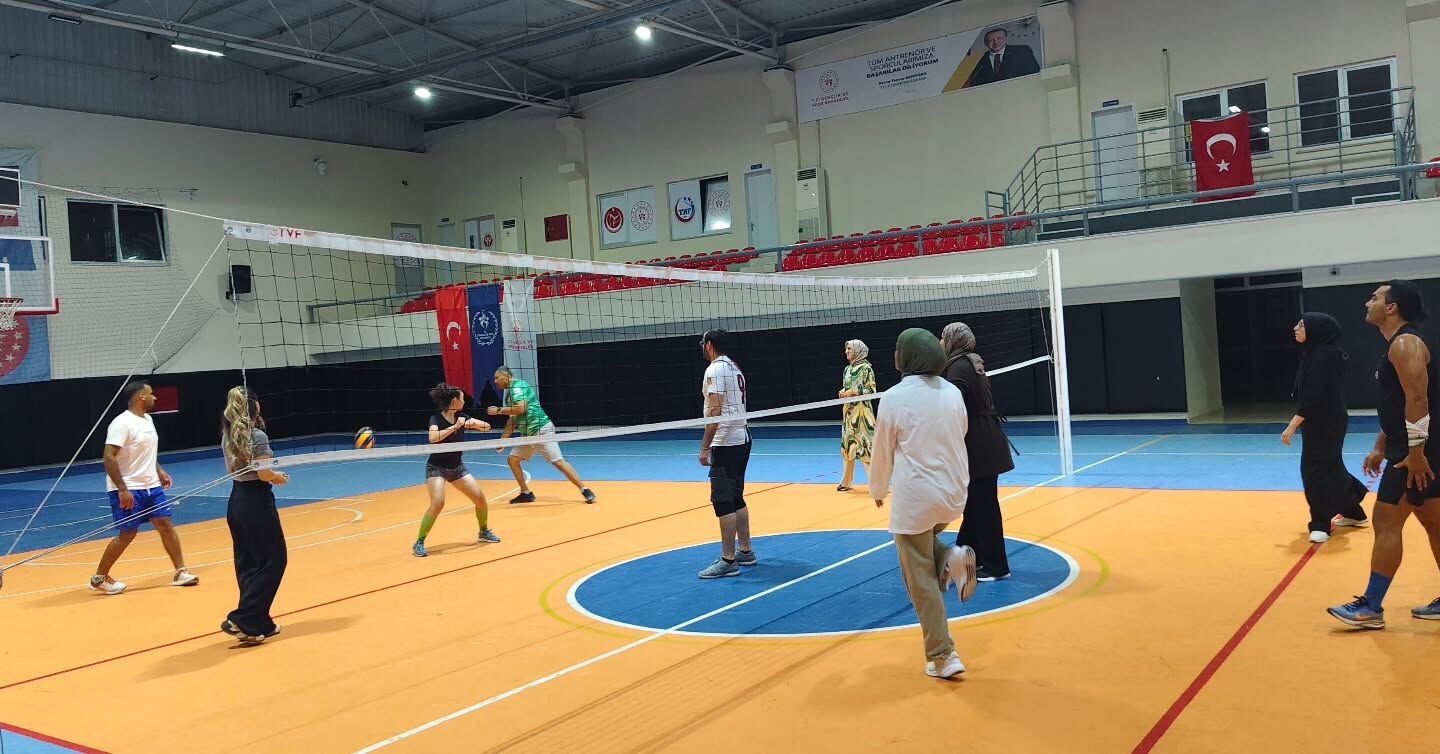 Yeşilay Adana Gönüllüleri Voleybol Müsabakasında Buluştu (2)