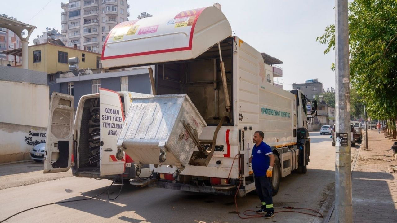 Yeşilyurt’ta Çöp Konteynerleri Dezenfekte Edildi (2)