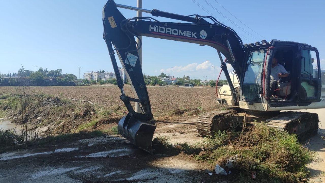 Yumurtalık’ta dere yatakları ve menfezlerde taşkın önlemi