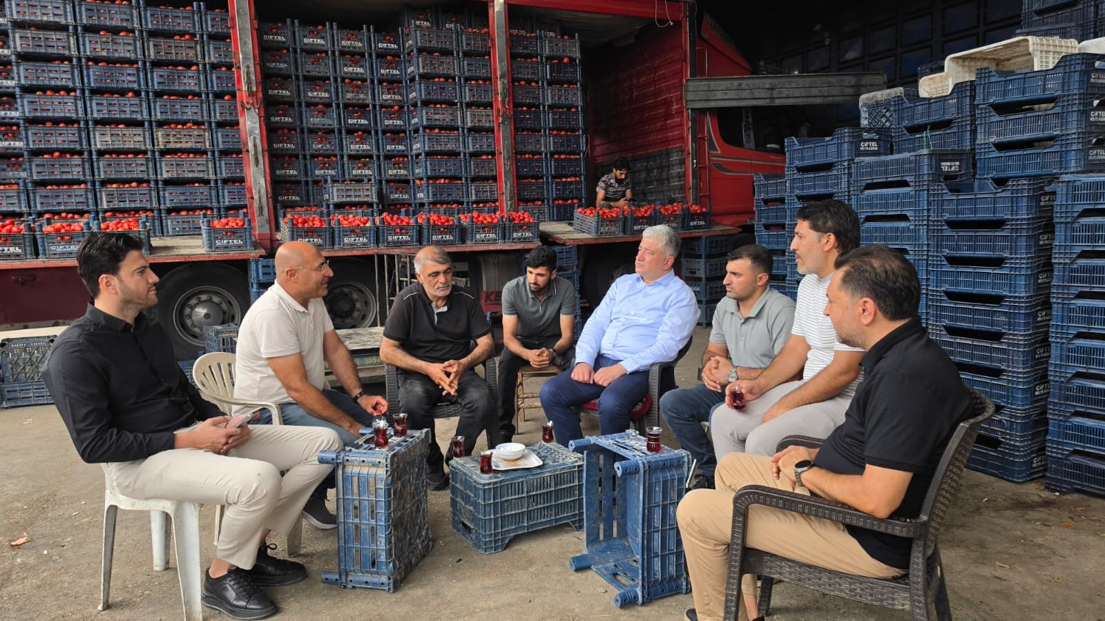 Kısacık Yüreğir Hali’nde çiftçi ve esnafı dinledi: “Tarlada 10 TL, markette 60 TL”