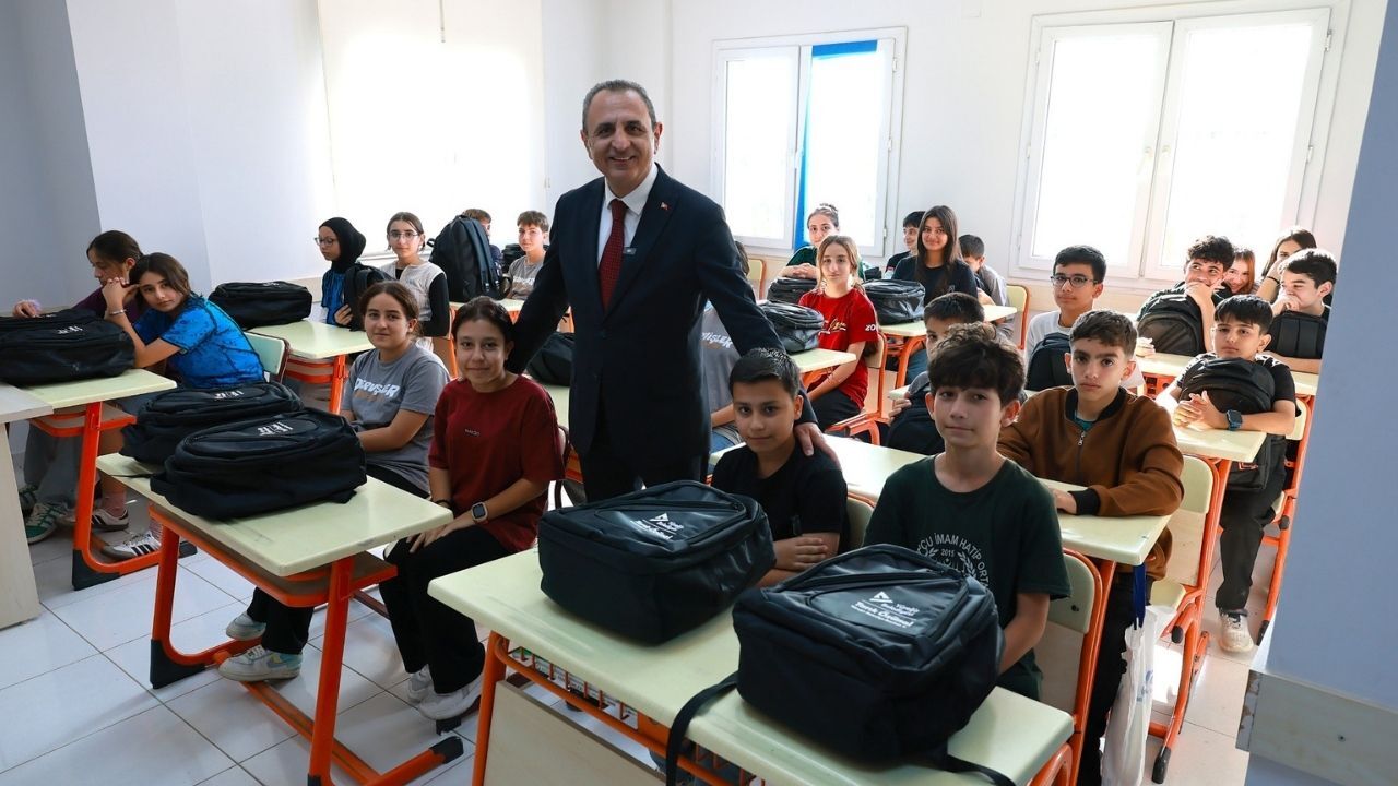 Yüreğir'de Lgs Öğrencilerine Ücretsiz Hazırlık Seti Desteği (1)