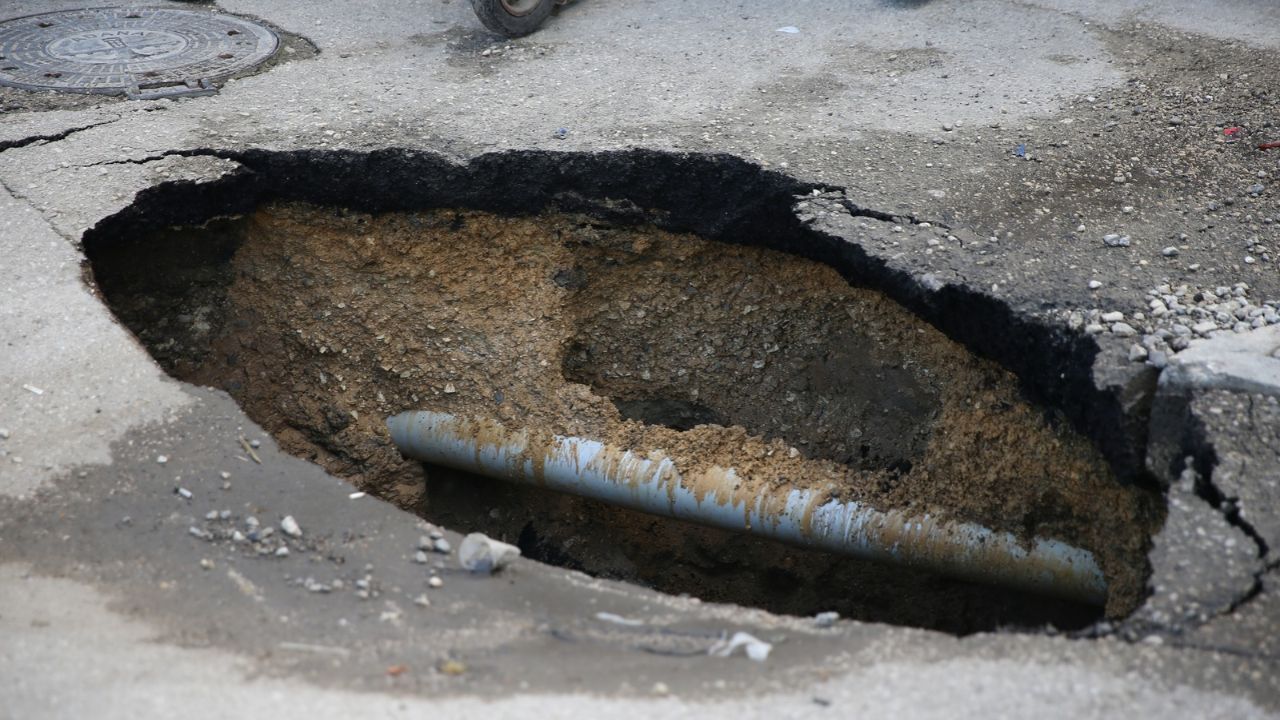 Adana Yüreğir'de Çöken Yolda Belediye Ekipleri Çalışma Başlattı (1)