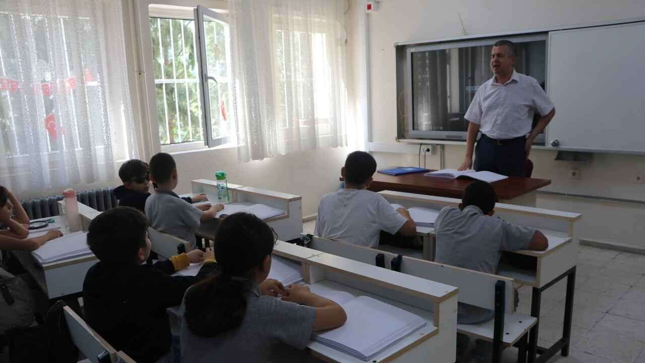 Adana’da 5 Yaşında Görme Engelli Oldu! 26 Yıldır Öğrencilerine Işık Oluyor (1)