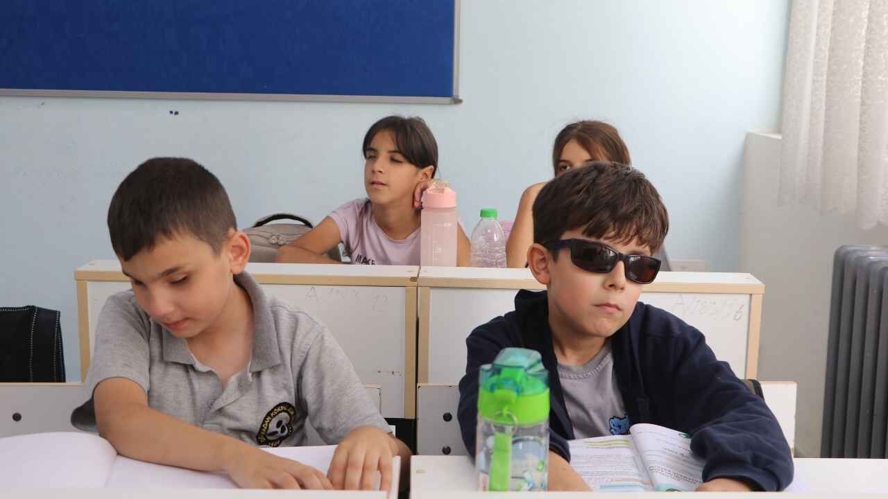 Adana’da 5 Yaşında Görme Engelli Oldu! 26 Yıldır Öğrencilerine Işık Oluyor (2)