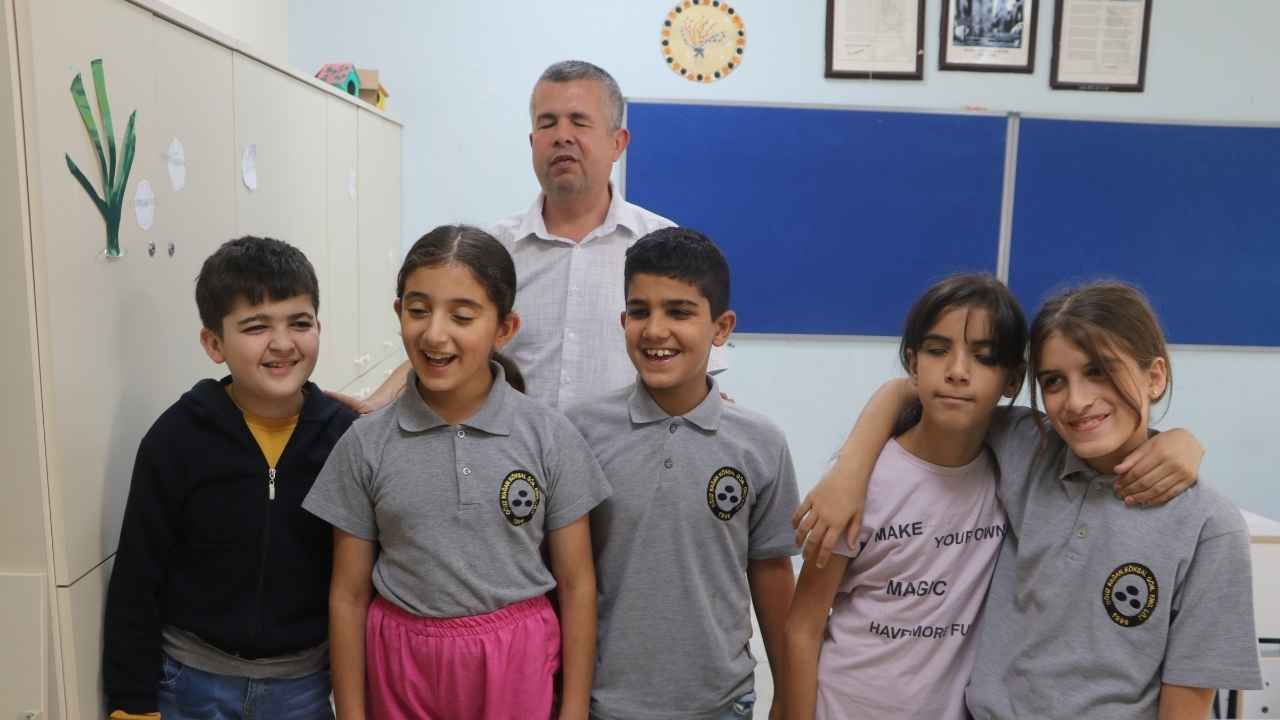 Adana’da 5 yaşında görme engelli oldu! 26 yıldır öğrencilerine ışık oluyor