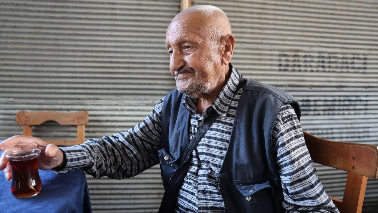 Adana’da 86 Yaşındaki Bayram Ersin, Çay Için 8 Kilometre Yürüyor